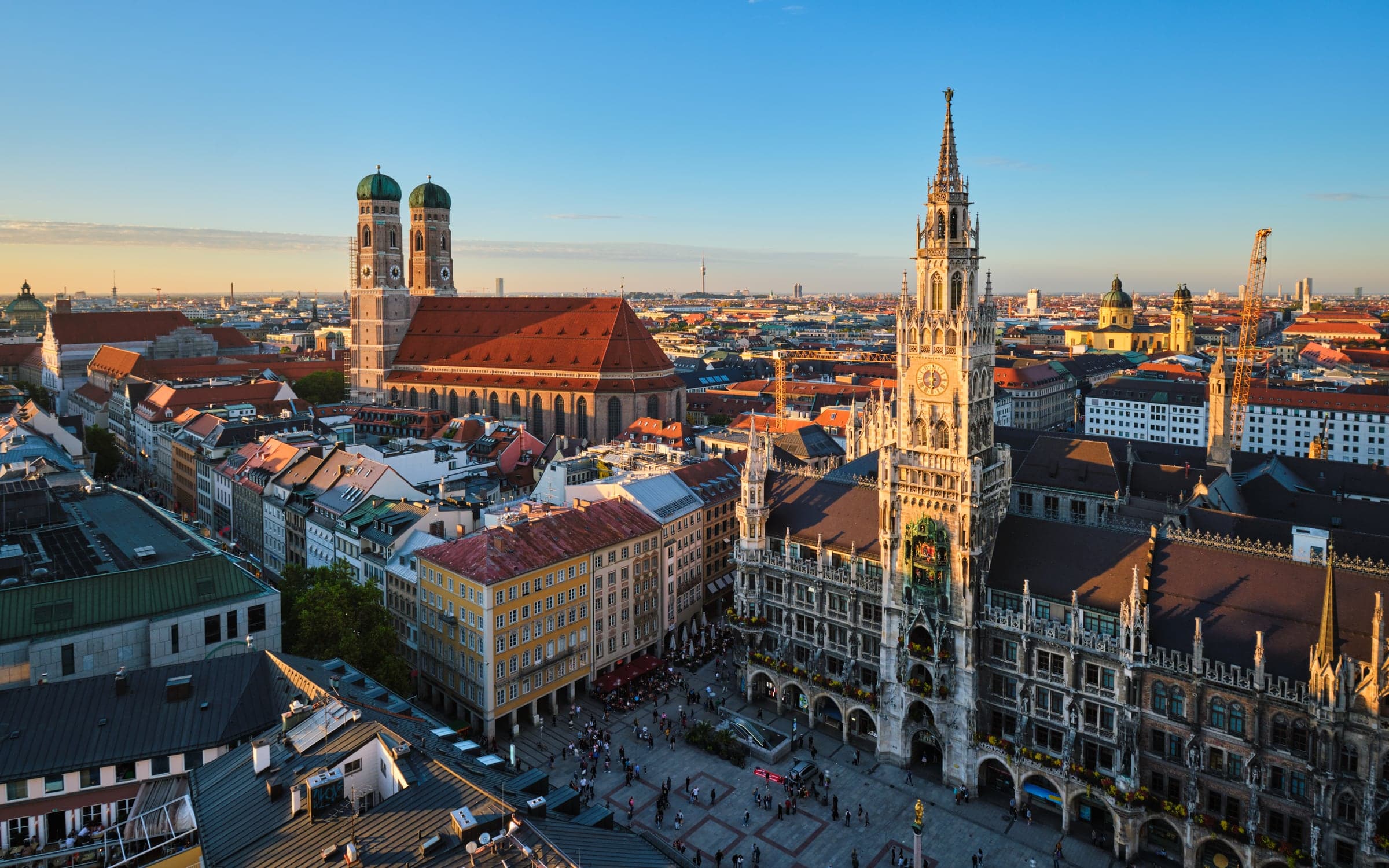 Münchens Altstadt im warmen Licht — Frauenkirche, Neues Rathaus und die roten Dächer über dem Marienplatz.