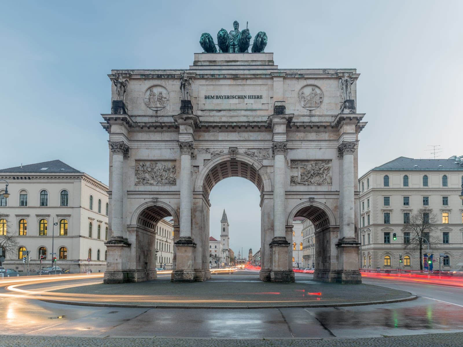Das Siegestor am Fuß der Münchner Leopoldstraße — das Tor zu Schwabing.